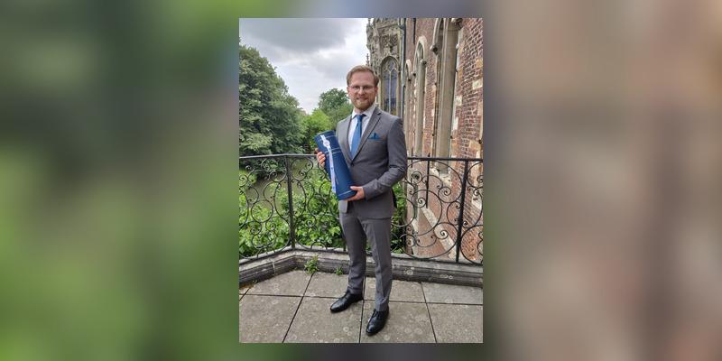 Featured image of post Desmond defends his PhD